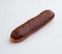 Эклер шоколадный