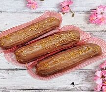 Эклер с карамельным кремом