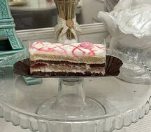 Пирожное Сметанник с клубникой
