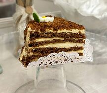 Пирожное Медовик карамельный