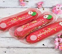 Эклер с малиновым кремом