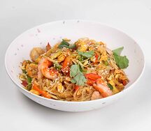 Лапша по-сингапурски с курицей и креветками