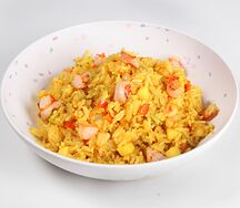 Рис по-тайски с ананасами и креветками