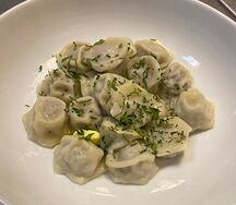 Пельмени мясные со сметаной