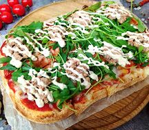 Пицца с тунцом и соусом Цезарь