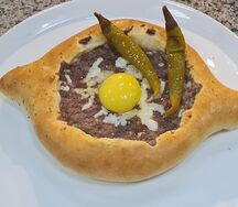 Лодочка с мраморной говядиной и сыром моцарелла