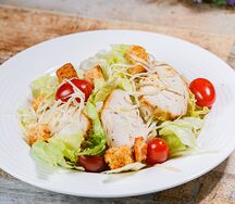 Салат Цезарь с курицей