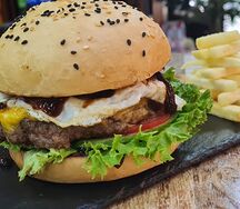 Блэк ангус бургер с мраморной говядиной и яйцом