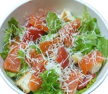 Салат Цезарь с лососем