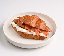 Круассан с лососем, крем-чизом и песто 