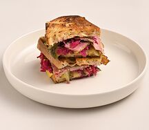 Сэндвич Рубен с пастрами из говядины и соленьями