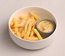 Картофель фри с трюфельным маслом, пармезаном и сырным соусом