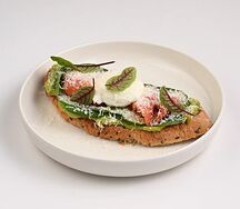 Тост с лососем, авокадо и яйцом пашот 