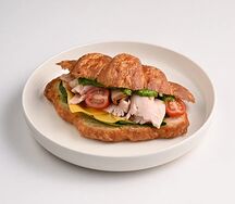 Круассан с индейкой, томатами, песто и сыром чеддер