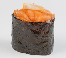 Гункан с лососем