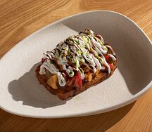 Брускета с томатами, перцем и сыром