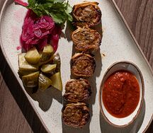 Люля-кебаб из баранины в лаваше с корнишонами