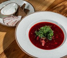 Борщ с говядиной, салом и сметаной