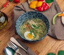 Куриный суп с лапшой и яйцом