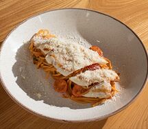 С соусом биск и кальмаром