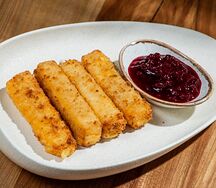 Сырные палочки с брусничным соусом