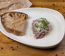 Тартар из говядины с каперсами и пармезаном