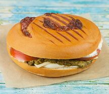 Сэндвич панини с соусом песто