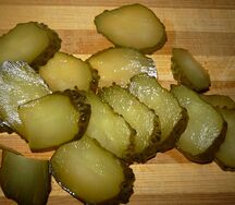 Салат из маринованных огурцов