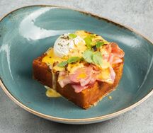 Бриошь с яйцом пашот и беконом
