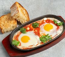 Яичница Шакшука с беконом