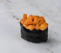 Гункан спайси лосось