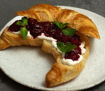 Круассан Вишня-маскарпоне
