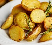 Молодой картофель с чесноком и розмарином