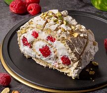 Меренговый рулет с малиной