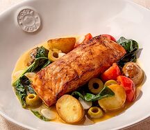 Лосось в белом вине со сливками и овощами 