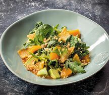 Салат с кальмаром, авокадо и манго