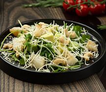 Салат с морским гребешком и авокадо