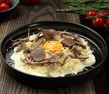 Спагетти с мраморной говядиной и черным трюфелем