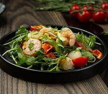 Салат с морепродуктами и соусом юдзу