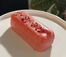 Творожный сырок в белом шоколаде с ягодной начинкой