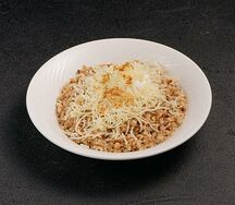Гречневая каша с яйцом пашот и пармезаном