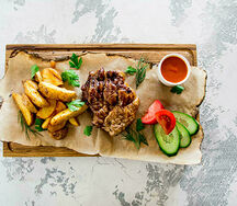 Стейк из свинины с соусом BBQ