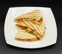 Кесадилья с курицей и овощами