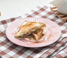 Сэндвич с лососем, со сливочным сыром и овощами
