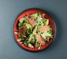 Салат Цезарь с лососем