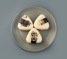 Онигири с тунцом