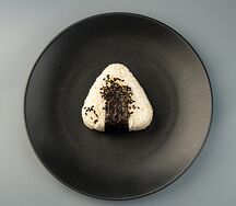 Онигири с крабом