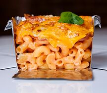 Запеченный Mac & Cheese Колбаски