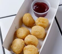 Сырные шарики с брусничным соусом