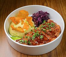 Курица с картофельным кремом и салатом из краснокочанной капусты